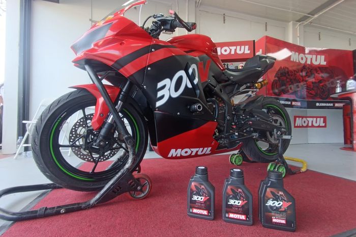 Motul 300V mendapat formula dan kemasan baru