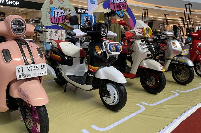 Deretan Yamaha Fazzio Hybrid peserta di ajang Fazzio Modifest 2025 di Main Atrium Big Mall Samarinda, Kalimantan Timur
