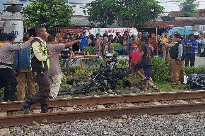 KA Malioboro Express tabrak 7 motor di Magetan, 4 orang dinyatakan tewas. Begini kronologinya
