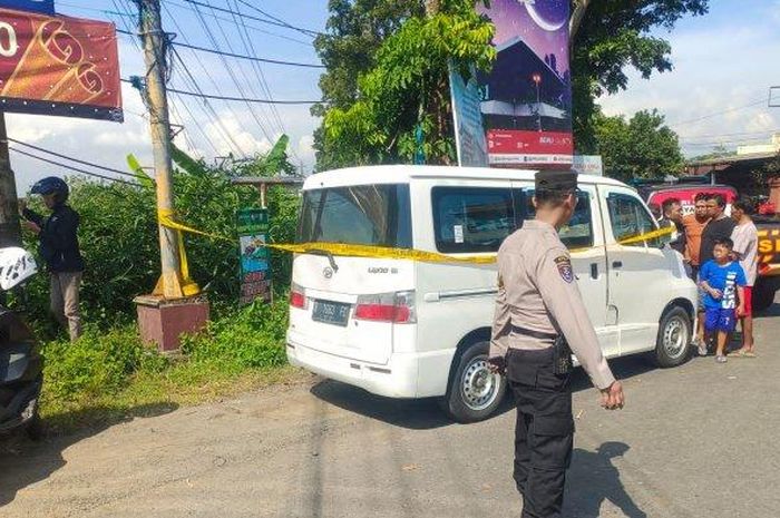 Daihatu Luxio terparkir di pinggir jalan bikin geger warga yang lewat. Ada pengemudi terkulai lemas