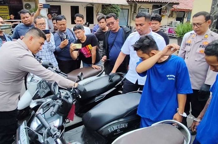 Konferensi Pers kasus pencurian motor yang dilakukan Polres Cirebon dengan tersangka FA dan HB 