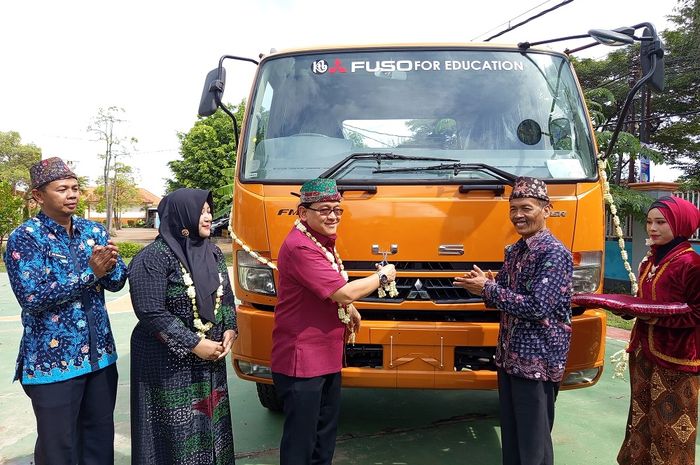 Penyerahan Mitsubishi Fuso Fighter oleh PT Krama Yudha Tiga Berlian Motors (KTB) kepada SMK Negeri 1 Kamal, Madura, Jawa Timur