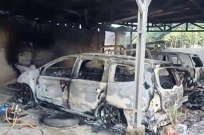 Toyota Kijang Innova dan dua mobil lain milik Lurah Gunung Agung, Lampung Tengah, Lampung dibakar warga yang mengamuk, (17/5/25)