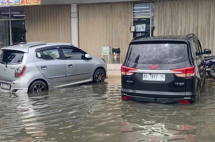 Ilustrasi mobil terjebak banjir