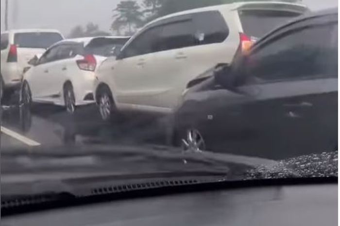 Kecelakaan beruntun Honda Brio, Toyota Avanza, Toyota Yaris, Daihatsu Xenia dan Toyota Kijang Innova di KM 154-200/B tol Cileunyi, kabupaten Bandung, Jawa Barat