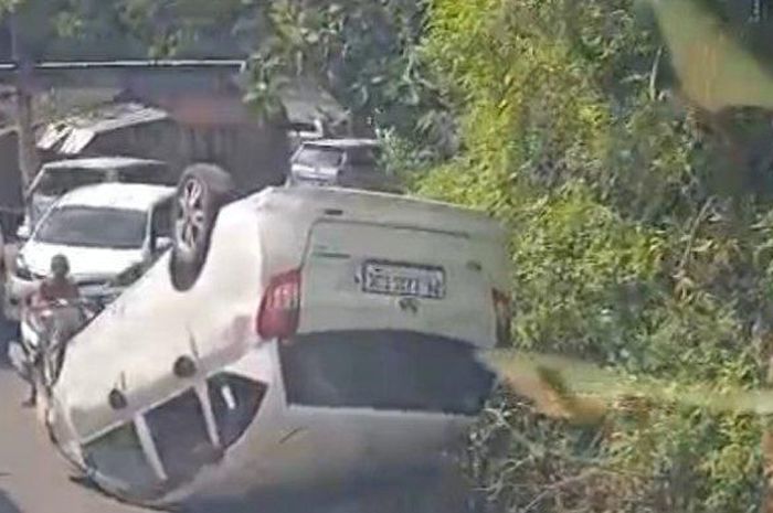 DaihatsuSigra kayang di turunan terjal dan ekstrem. Bermula mobil melaju kencang