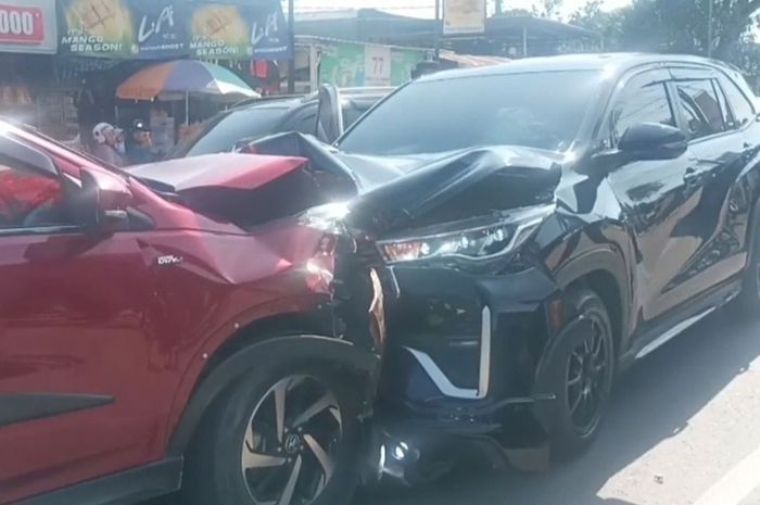 Toyota Rush warna merah menabrak Toyota Kijang Innova Zenix yang ditumpangi Kapolres Gowa, AKBP Muhammad Aldy Sulaiman
