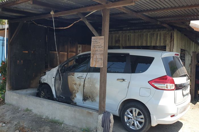 Suzuki Ertiga dan sebagian rumah milik Muhammad Surya Pardi (48) di desa Tuntungan II, Pancur Batu, Deli Serdang, Sumatera Utara hangus dan meleleh kena bom molotov