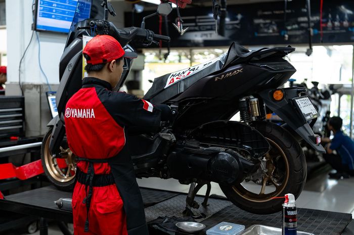 Servis Yamaha NMAX 155 di bengkel resmi Yamaha yang dikerjakan oleh teknisi