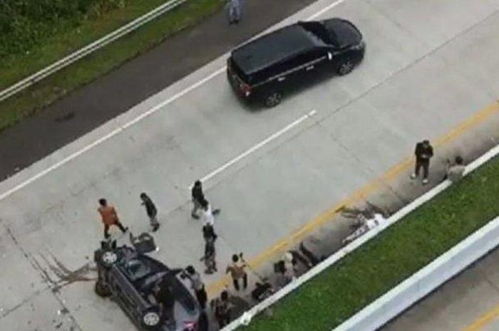 Toyota Avanza isi rombongan karyawan rumah sakit rebahan di ruas Tol Cisumdawu