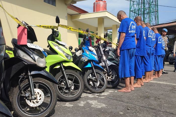 Lima debt collector dan satu penadah motor bodong diamankan Polresta Magelang karena bersekongkol jual motor hasil tarikan 