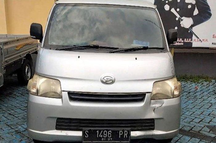 Daihatsu Gran Max bertampang polos yang sebenarnya di dalam kabinnya tertanam tangki tambahan untuk menimbun Pertalite di Mojokerto, Jawa Timur