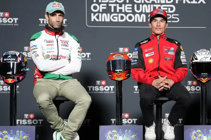 (Ki-Ka) Johann Zarco dari tim Castrol Honda LCR dan Marc Marquez dari tim Ducati Lenovo saat mengikuti konferensi pers pra-event MotoGP Inggris di Silverstone, Inggris, 22 Mei 2025.