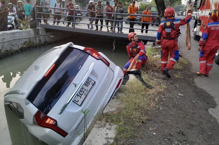 Mitsubishi Pajero Sport kecemplung sungai di jalan Menur Pumpungan, Sukolilo, Surabaya, Jawa Timur