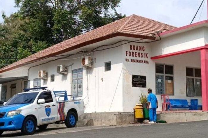 Ruang Forensi RS Bhayangkara Polda Lampung yang tengah autopsi jasad pelaku pencurian mobil yang tewas ditembak Polisi di Kemiling, Lampung