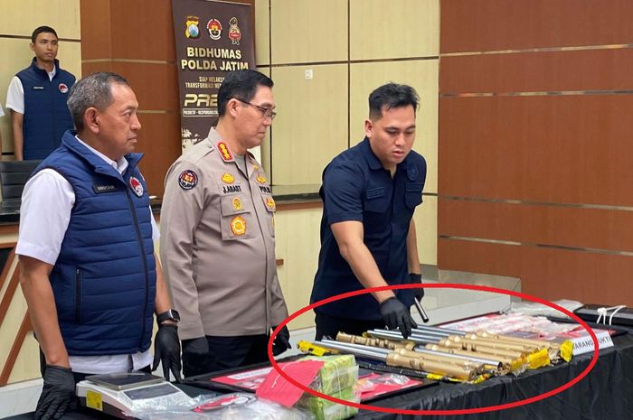 Dalam lingkaran oval Polisi tunjukan sokbreker depan motor yang dipakai bandar narkoba asal Malaysia untuk selundupkan sabu-sabu ke Indonesia