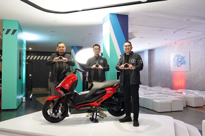 Kiri-Kanan) Ahmad Hakim, Head of Research and Development ALVA; Tino GR Dewantara, Head of Manufacturing ALVA; Putu Swaditya Yudha, Chief Marketing Officer ALVA saat sesi peluncuran ALVA CERVO X