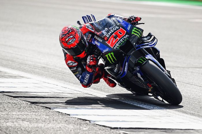 Pembalap Monster Energy Yamaha, Fabio Quartararo, pada sesi Practice MotoGP Inggris 2025 di Sirkuit Silverstrone, Inggris, Jumat, 23 Mei 2025
