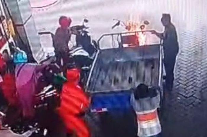 Motor roda tiga yang sedang isi Pertalite di SPBU bikin panik pemotor dan petugas efek si merah muncul dadakan
