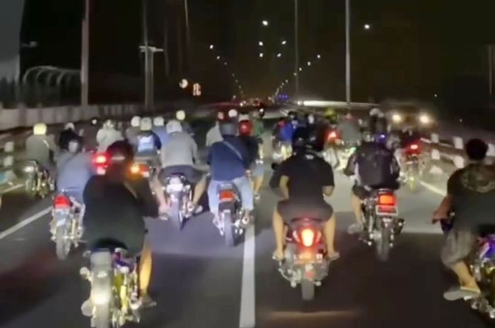 Komunitas motor herex menutup ruas jalan khusus mobil di Jembatan Suramadu.