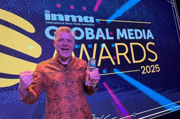 Espen Egil Hansen, penasihat transformasi digital Kompas.id dan mantan CEO Aftenposten, menerima penghargaan mewakili KG Media dalam INMA Global Media Awards 2025 yang berlangsung di New York, Amerika Serikat