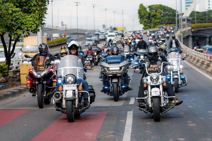 Salah satu klub Motor Besar Indonesia (MBI) merayakan ulang tahunnya yang ke-7 tahun di Senayan City, Jakarta Pusat.
