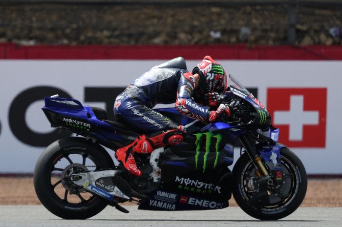 Pembalap Monster Energy Yamaha MotoGP Fabio Quartararo saat menyadari ada masalah di motornya pada MotoGP Inggris 2025, Minggu (25/5/2025)