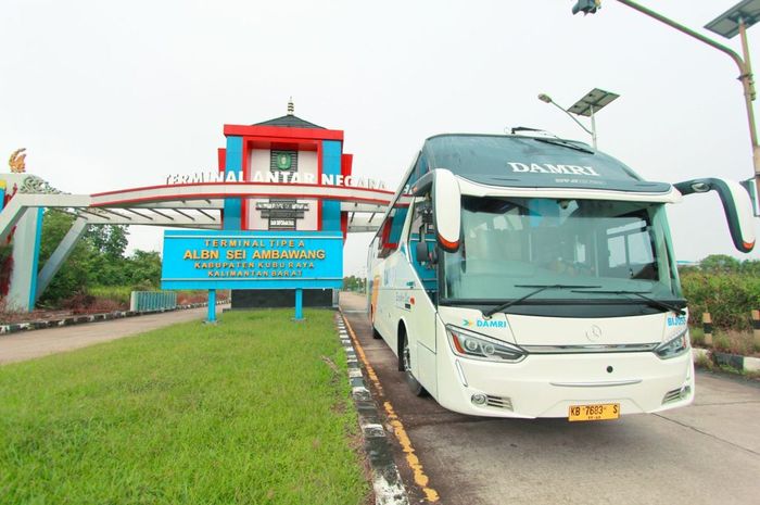 Bus PO DAMRI yang menjadi armada Angkutan Lintas Batas Negara Indonesia-Malaysia