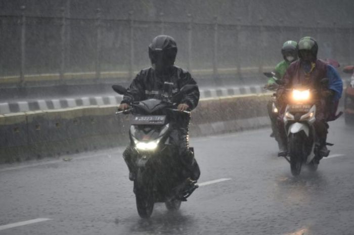 Tips aman mengendarai motor saat hujan lebat dan angin kencang