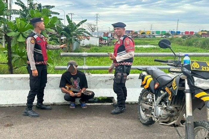 Pelaku pungli kendaraan yang diamankan digerbang Tol Kramasan