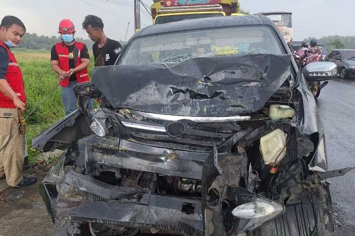 Toyota Avanza yang menabrak truk dari arah berlawanan di jalan raya Brosot-Nagung, Cerme, Panjatan, Kulon Progo, Yogyakarta