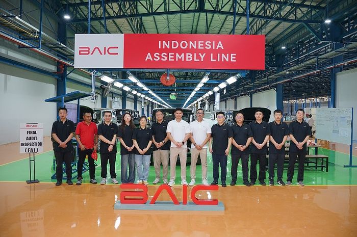 Tim ahli asal China kiriman BAIC Internasional beri pelatihan perakitan ke pekerja PT HANDAL INDONESIA MOTOR (PT HIM) untuk persiapan perakitan lokal BJ40 Plus di Indonesia