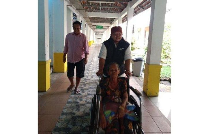 Heri Suryana atau akrab disapa Jaro Midun, Kepala Desa Cikahuripan, Cisolok, Sukabumi mendorong warganya pulang usai rawat inap di RSUD Palabuhanratu