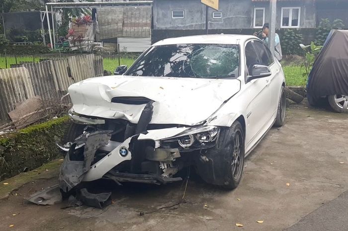 BMW 320i yang menabrak Honda Vario 150 hingga menewaskan mahasiswa fakultas hukum UGM, Argo Ericko Achfandi (19)