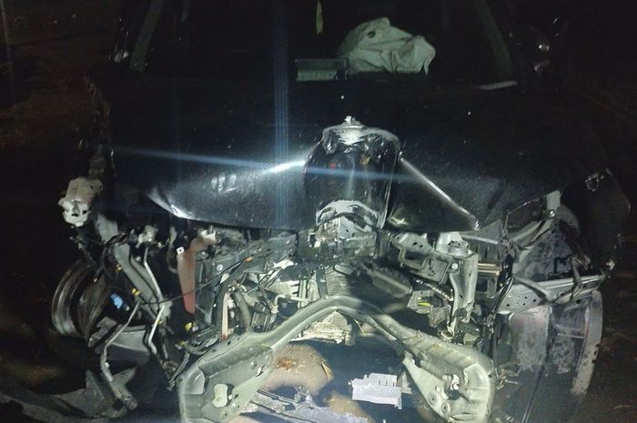 Kondisi Toyota Avanza pasca adu banteng dengan Suzuki APV di jalan raya Jember, depan Koramil Kabat, dusun Krajan, Kedayunan, Kabat, Banyuwangi sekitar pukul 23:30 WIB, (25/5/26)
