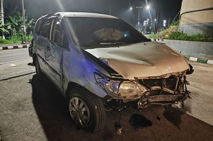 Kijang Innova isi 3 orang santri guling-guling di jalan Jogja-Wates. Satu penumpang tewas di lokasi
