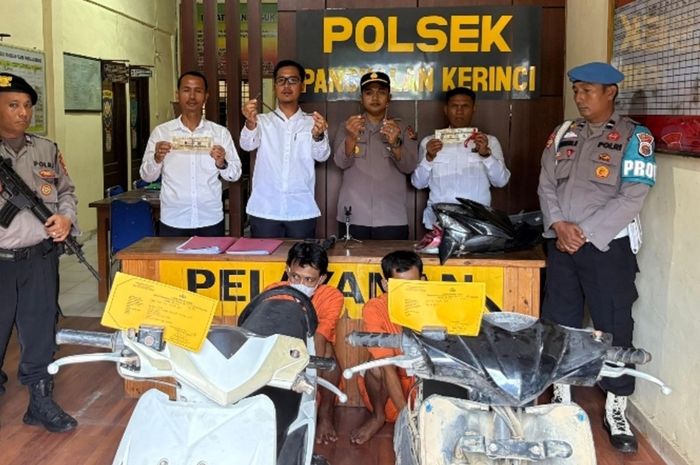 Konferensi Pers penangkapan dua pelaku pencurian motor oleh Polsek Pangkalan Kerinci Pelalawan Riau