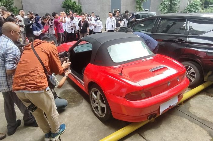 BMW Z3 milik pegawai Kemenaker yang disita KPK dalam dugaan kasus korupsi Rencana Penggunaan Tenaga Kerja Asing (RPTKA)