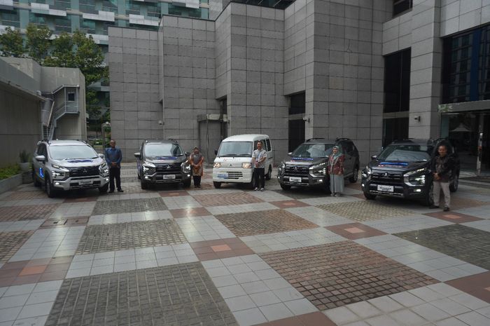Empat unit Xpander Cross dan satu L100 EV yang diberikan Mitsubishi kepada SMK dengan jurusan Teklnik Kendaraan Ringan (SMK) sebagai bahan praktikum