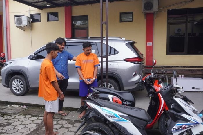 Dua pemuda diborgol Polisi bersama dengan Honda BeAT dan Honda Scoopy hasil malingan di Mapolres Bangkalan