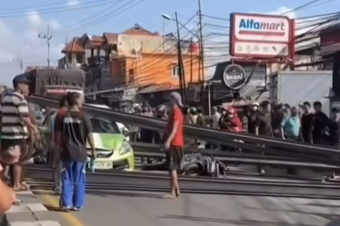 Honda Brio dan Vario pasrah tertimpa muatan truk berupa besi panjang di jalan.