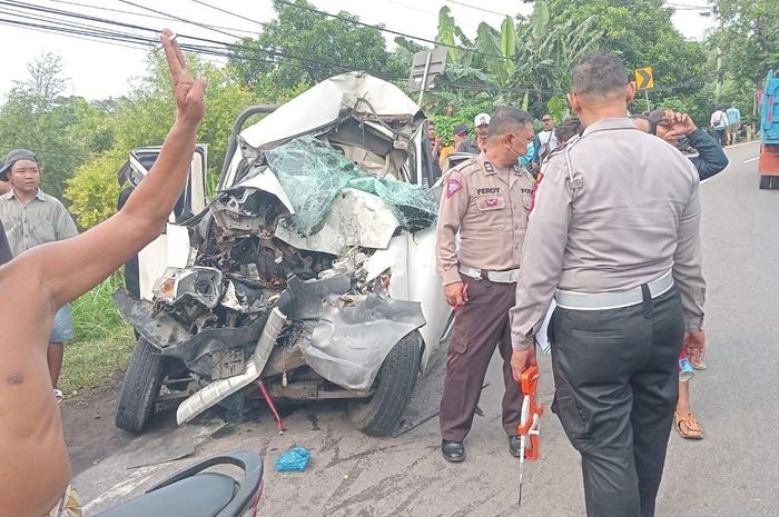 Daihatsu Gran Max pikap yang terlibat kecelakaan beruntun dengan truk Mitsubishi Canter dan sebuah motor di jalan raya desa Banjarsawah, Tegalsiwalan, kabupaten Probolinggo menewaskan 4 orang