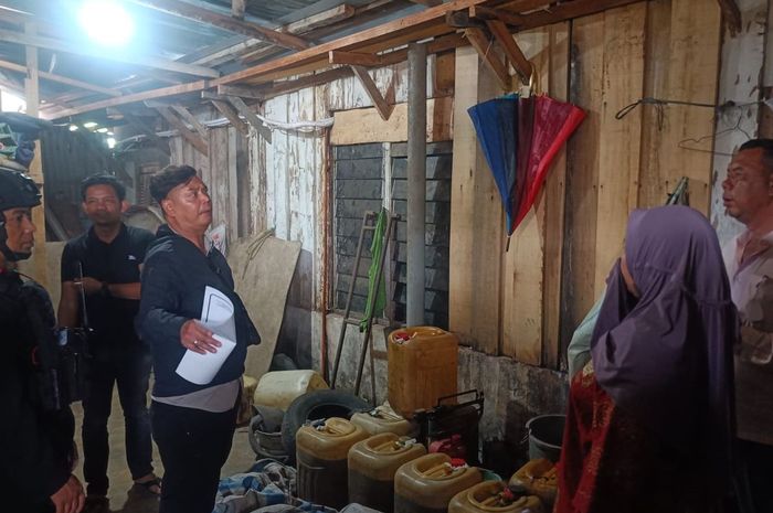 Penggerebekan pelaku penimbunan Solar dan Pertalite di kecamatan Pancur Batu, Deli Serdang, Sumatera Utara
