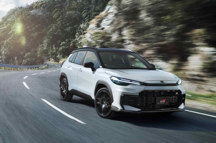Toyota Corolla Cross GR Sport terbaru meluncur di Jepang.