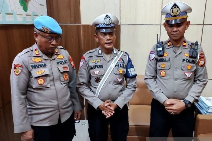Bripka AEF (tengah) didampingi Kasatlantas Polres Gowa, Iptu Bahrul S (kanan) dan Kasi Propam Polres Gowa, AKP Wahab (kiri)