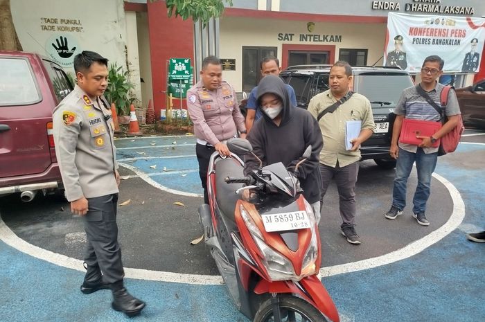 Kapolres Bangkalan, AKBP Hendro Sukmono (kiri) bersama jajaran mengembalikan Honda Vario 125 ke pemiliknya bernama Dhea Fany Permatasari (18) yang mengaku sudah hilang sejak dua tahun lalu