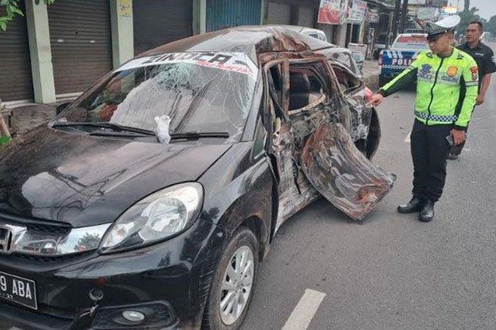 Honda Mobilio ringsek bodi samping usai hantam pohon di Jember