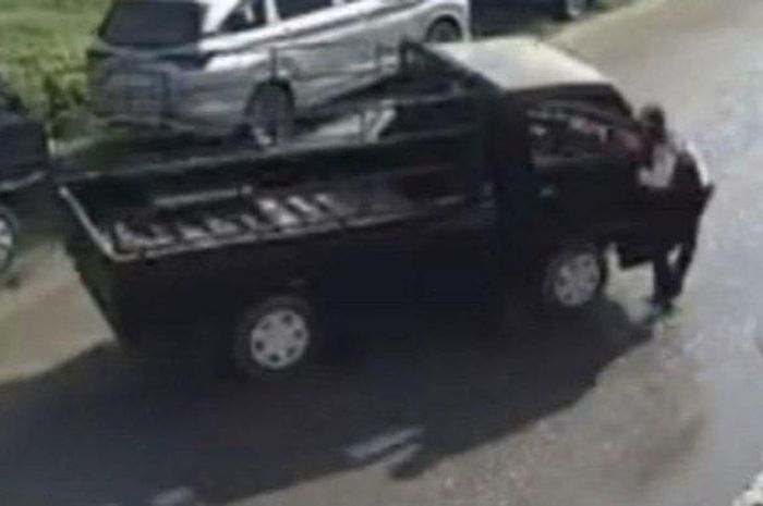 Petugas Dishub kena sundul pikap hingga mental ke tepi jalan. Begini kronologinya