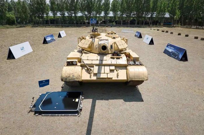 Geely melakukan tes baru untuk baterai Geely EX5, sekarang dilindas tank.