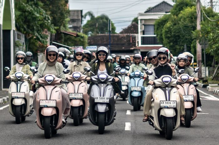 Yamaha Grand Filano Hybid Connected meraih Best Medium Retro Skutik di ajang Otomotif Award 2025